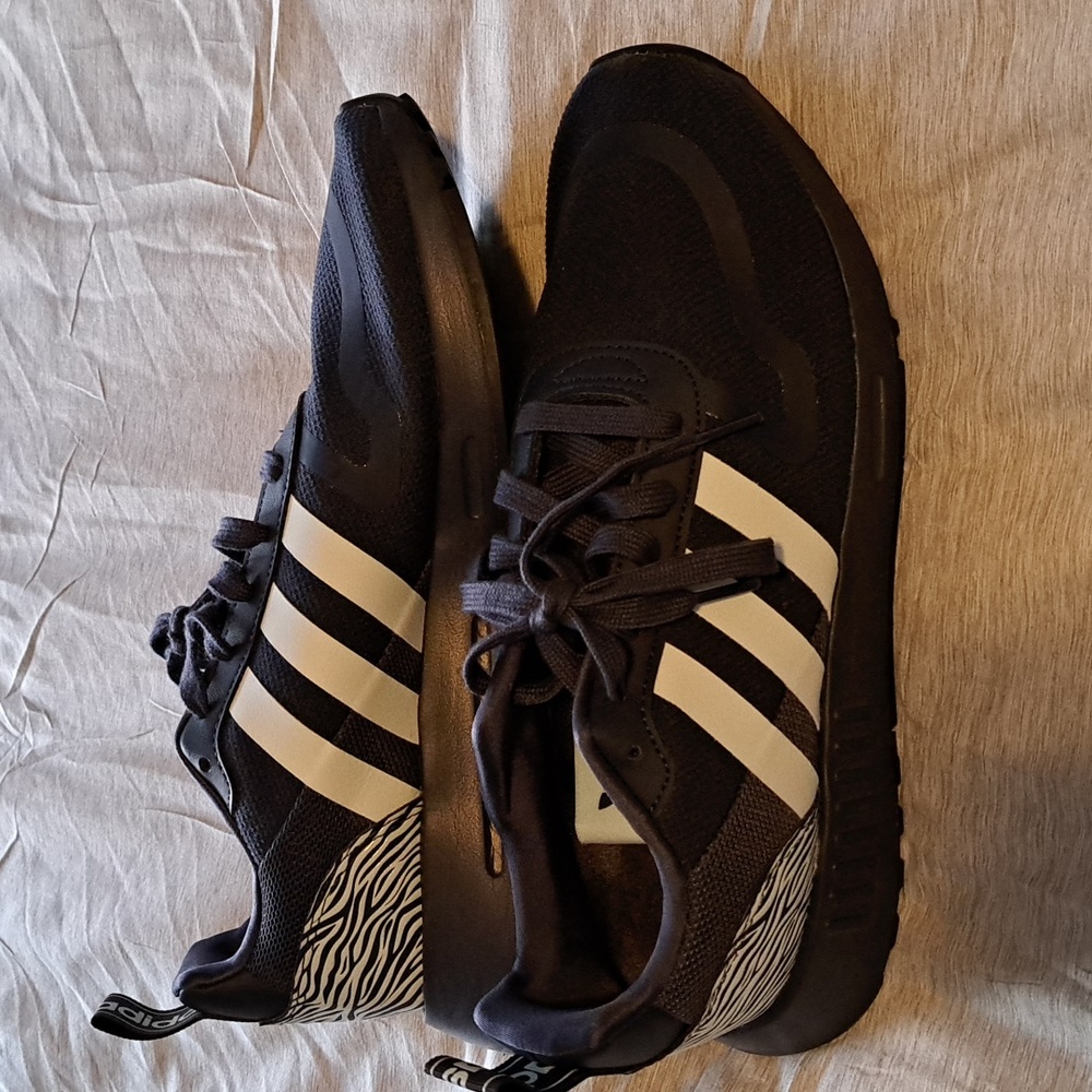 NWOT Women's ADIDAS Sneakers